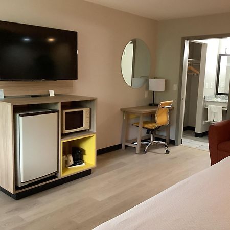 Days Inn By Wyndham Kingdom City Bagian luar foto