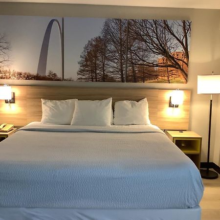 Days Inn By Wyndham Kingdom City Bagian luar foto