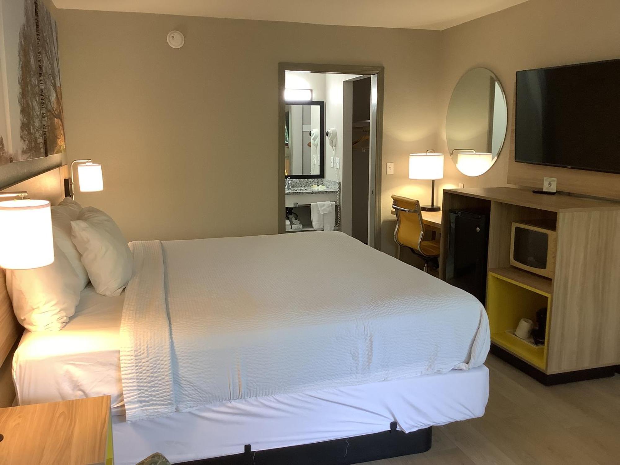 Days Inn By Wyndham Kingdom City Bagian luar foto