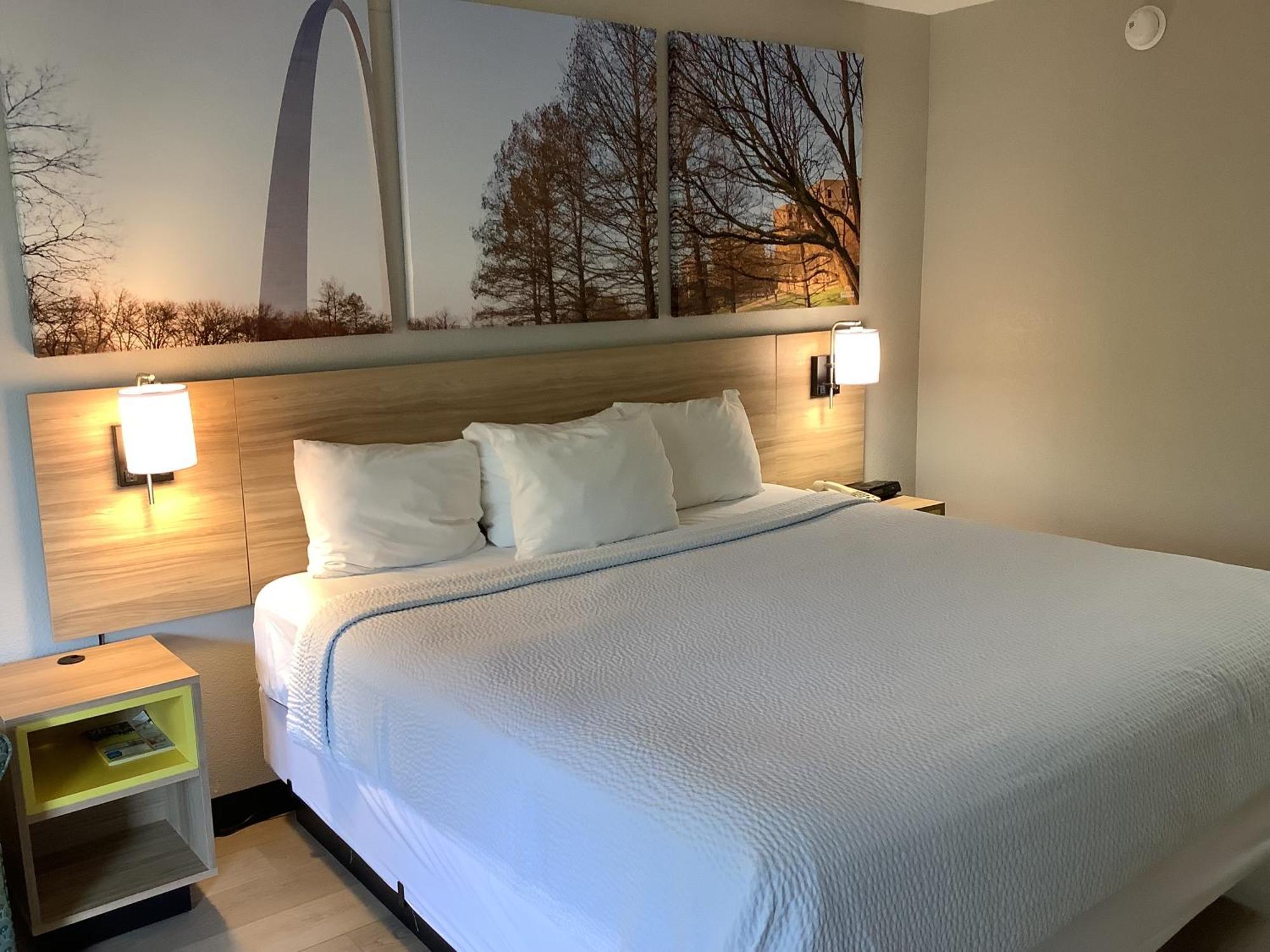 Days Inn By Wyndham Kingdom City Bagian luar foto