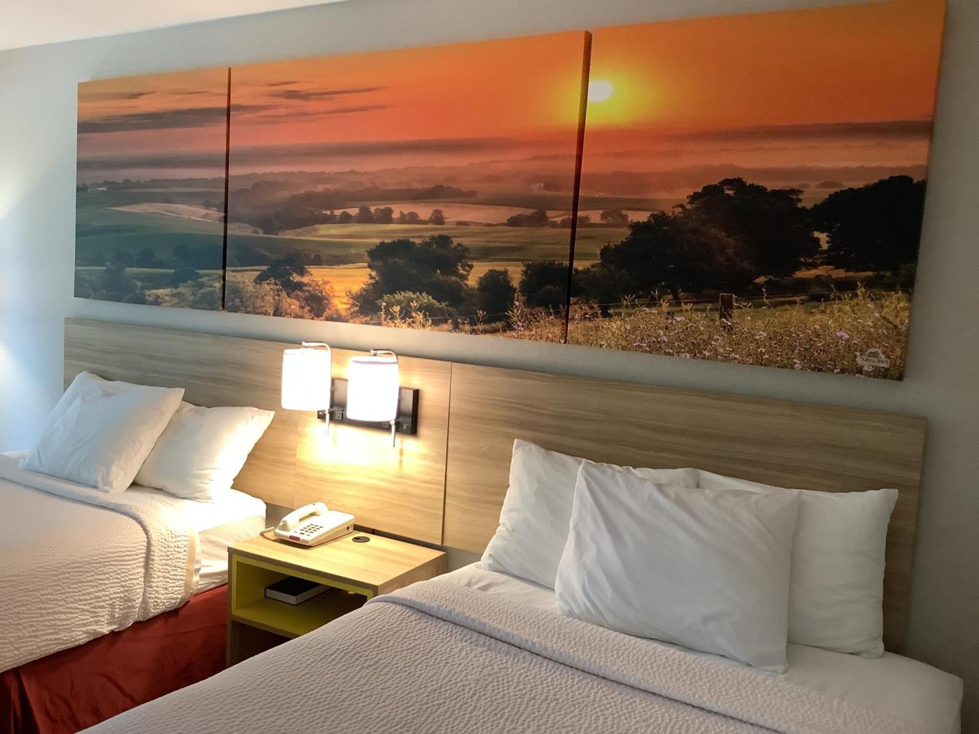 Days Inn By Wyndham Kingdom City Bagian luar foto