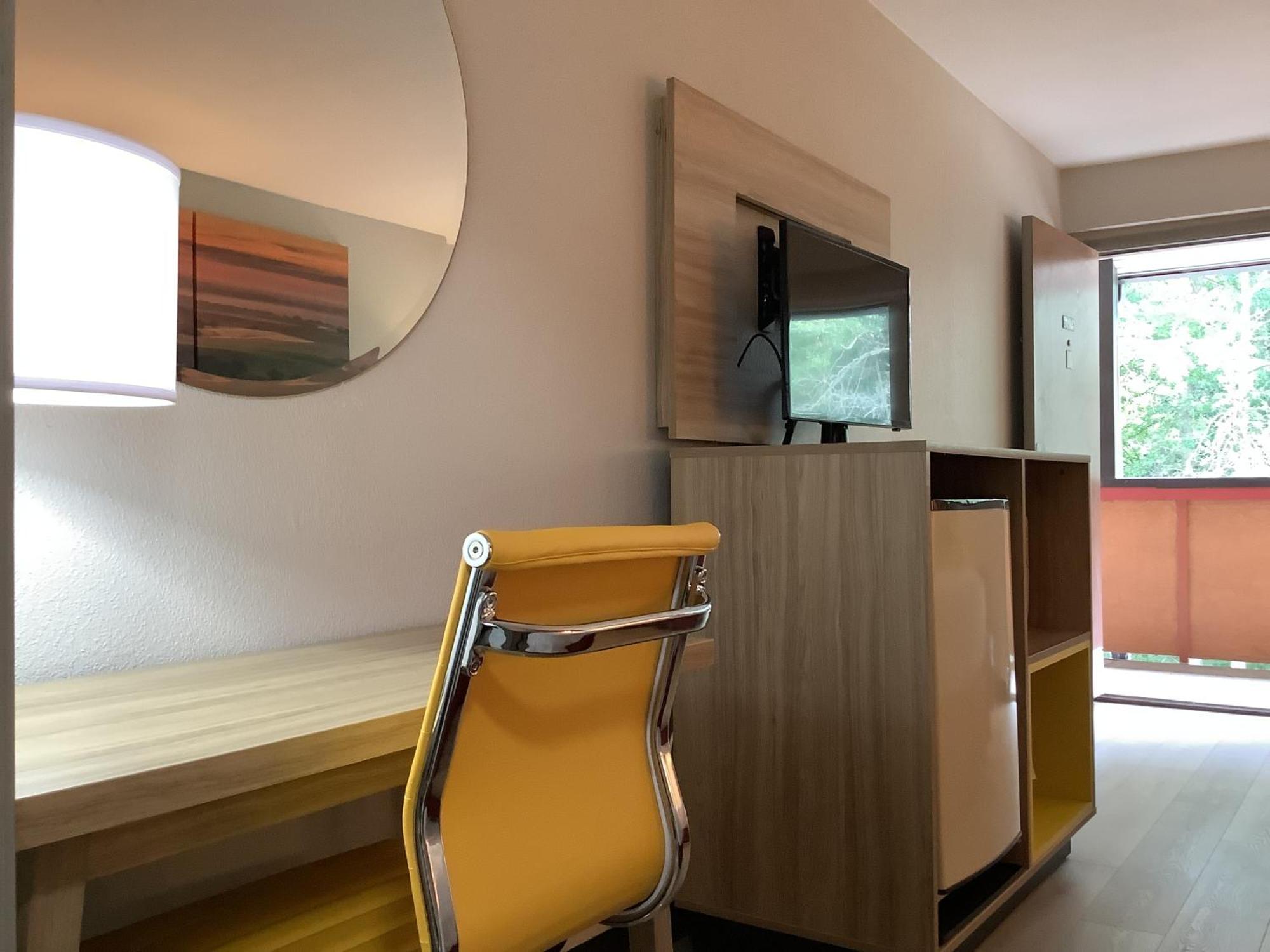 Days Inn By Wyndham Kingdom City Bagian luar foto