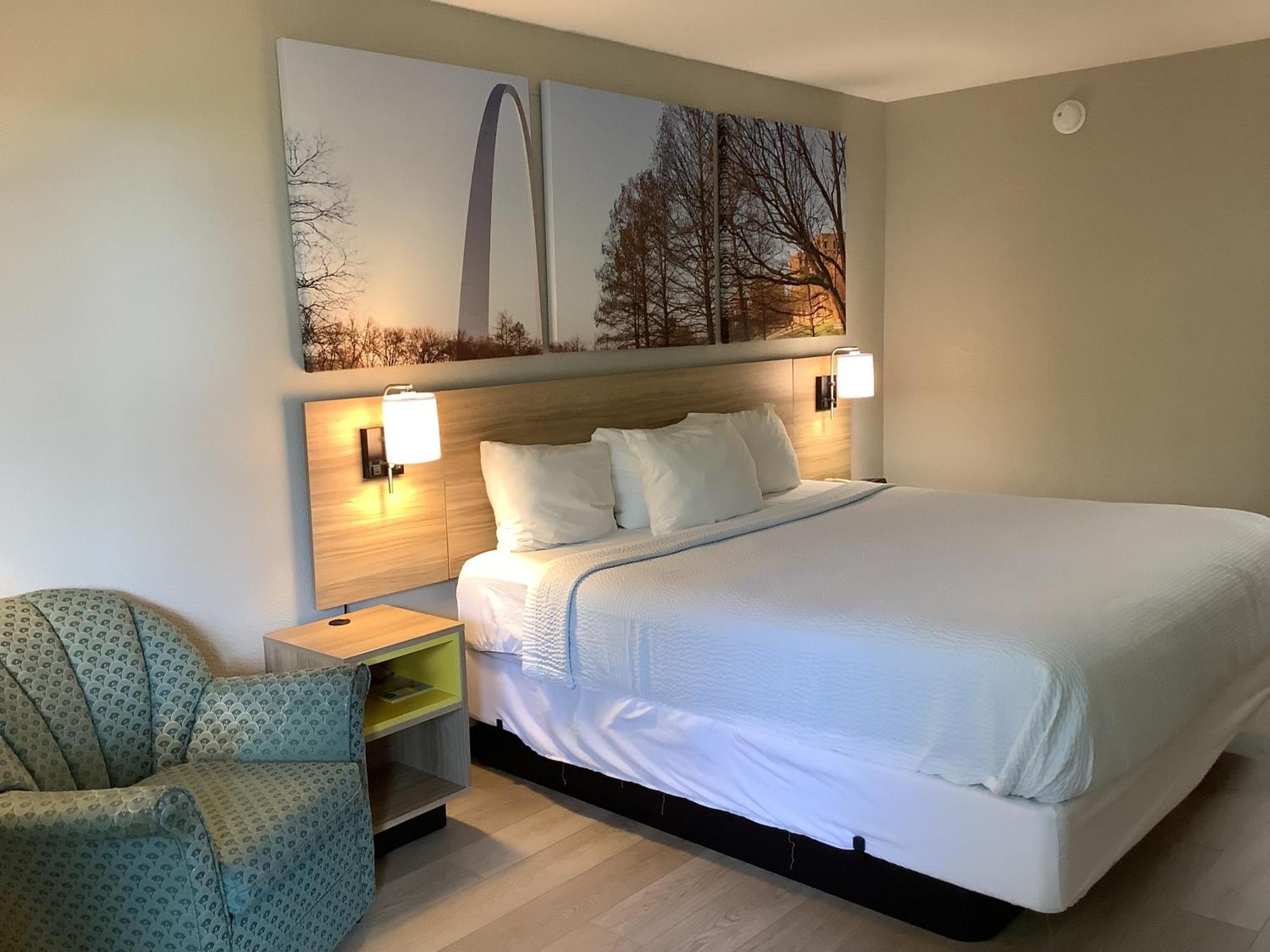 Days Inn By Wyndham Kingdom City Bagian luar foto