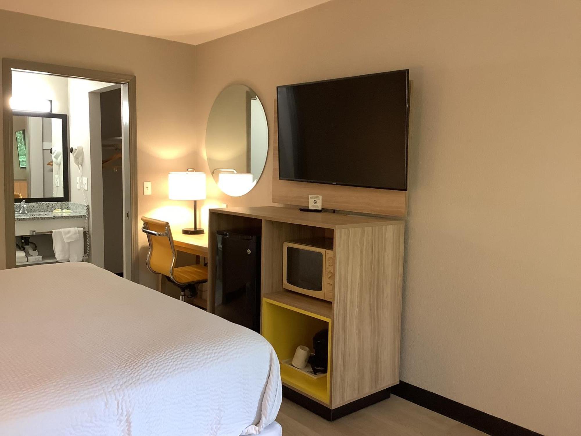 Days Inn By Wyndham Kingdom City Bagian luar foto