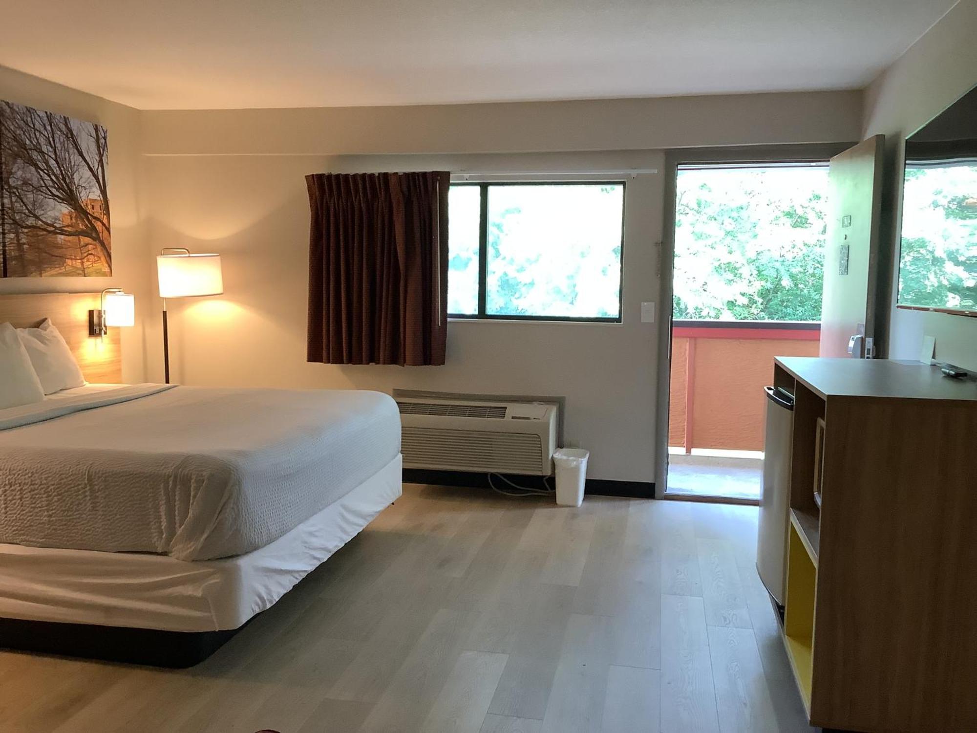 Days Inn By Wyndham Kingdom City Bagian luar foto