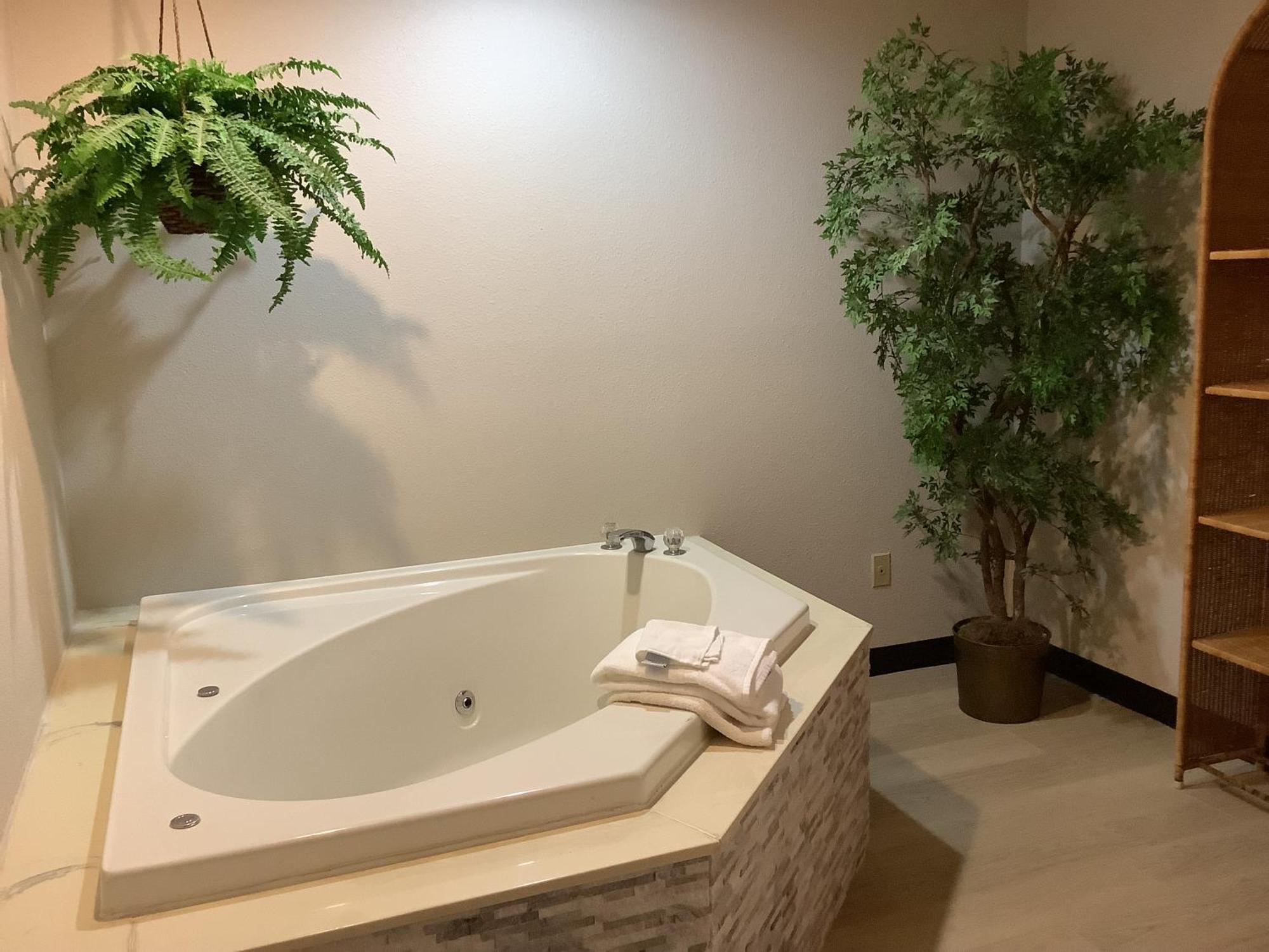 Days Inn By Wyndham Kingdom City Bagian luar foto