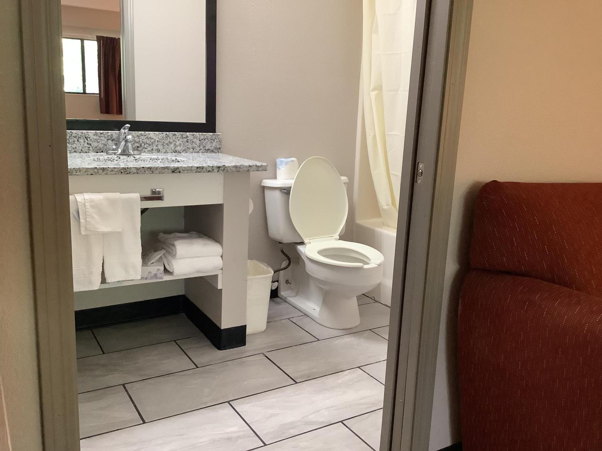 Days Inn By Wyndham Kingdom City Bagian luar foto