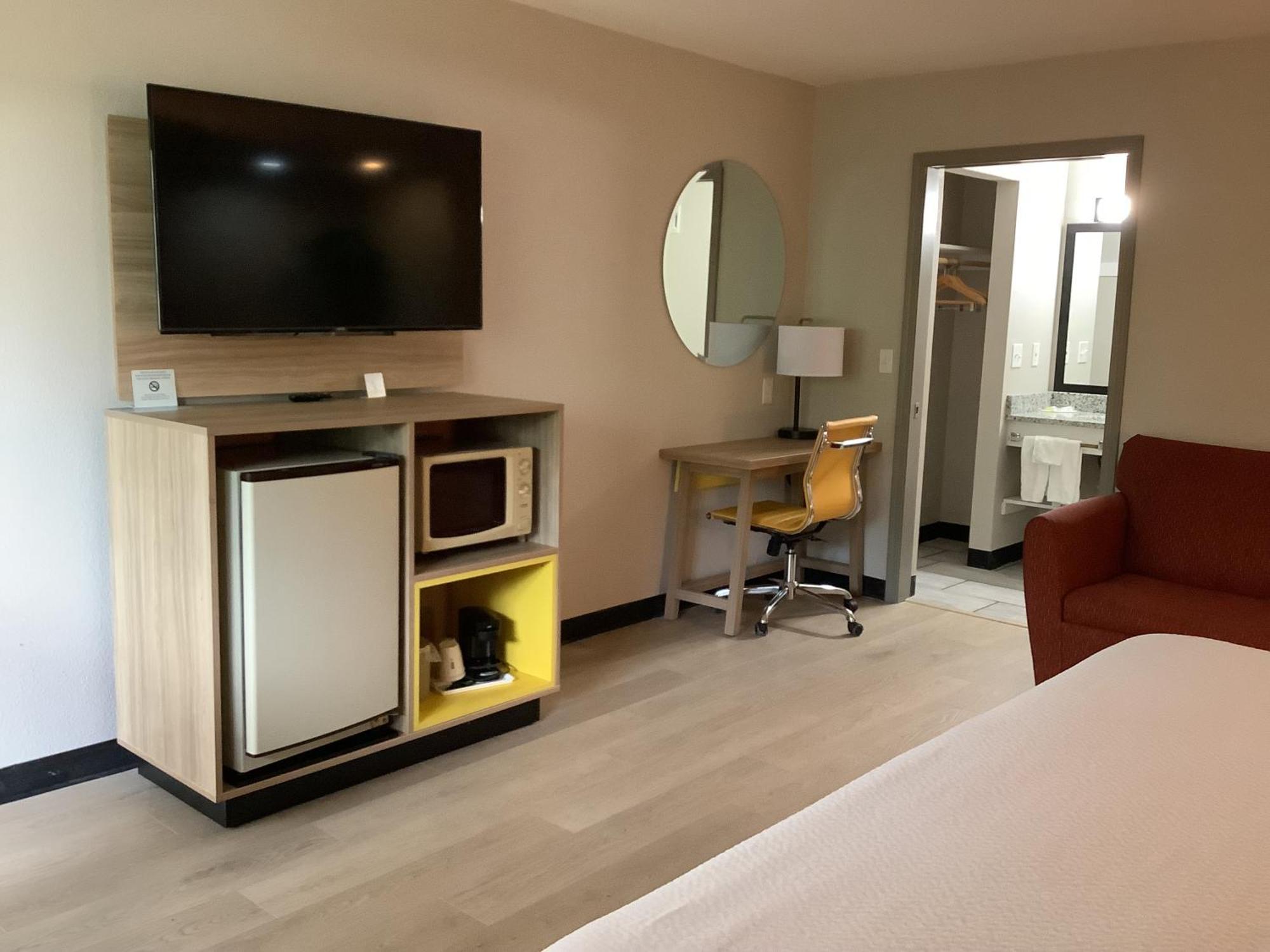 Days Inn By Wyndham Kingdom City Bagian luar foto