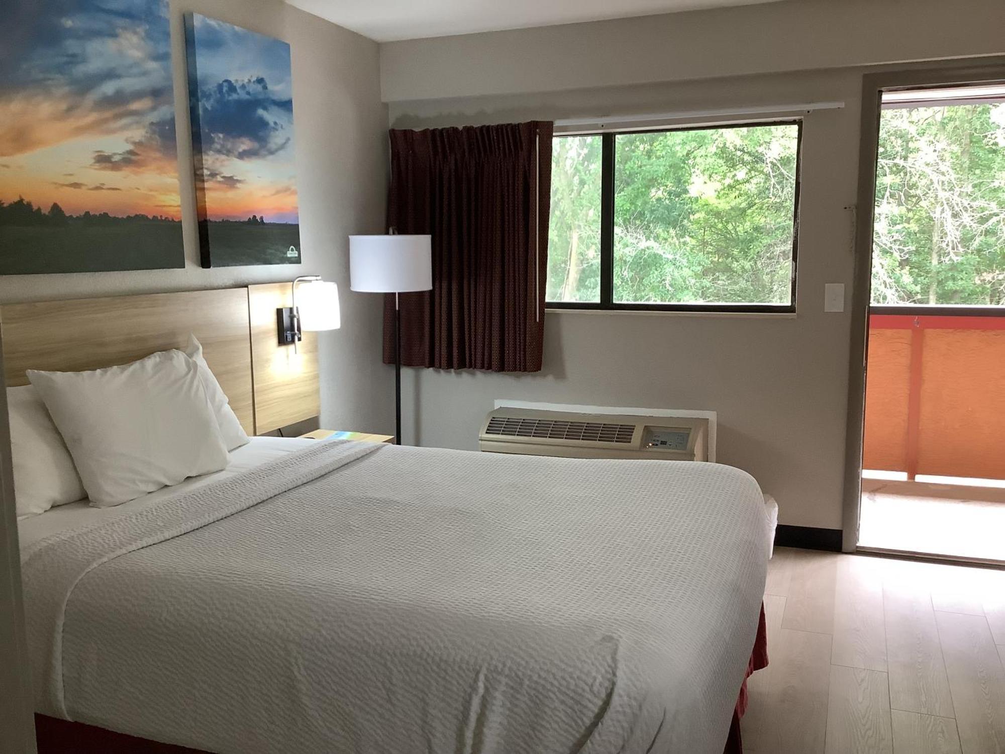 Days Inn By Wyndham Kingdom City Bagian luar foto