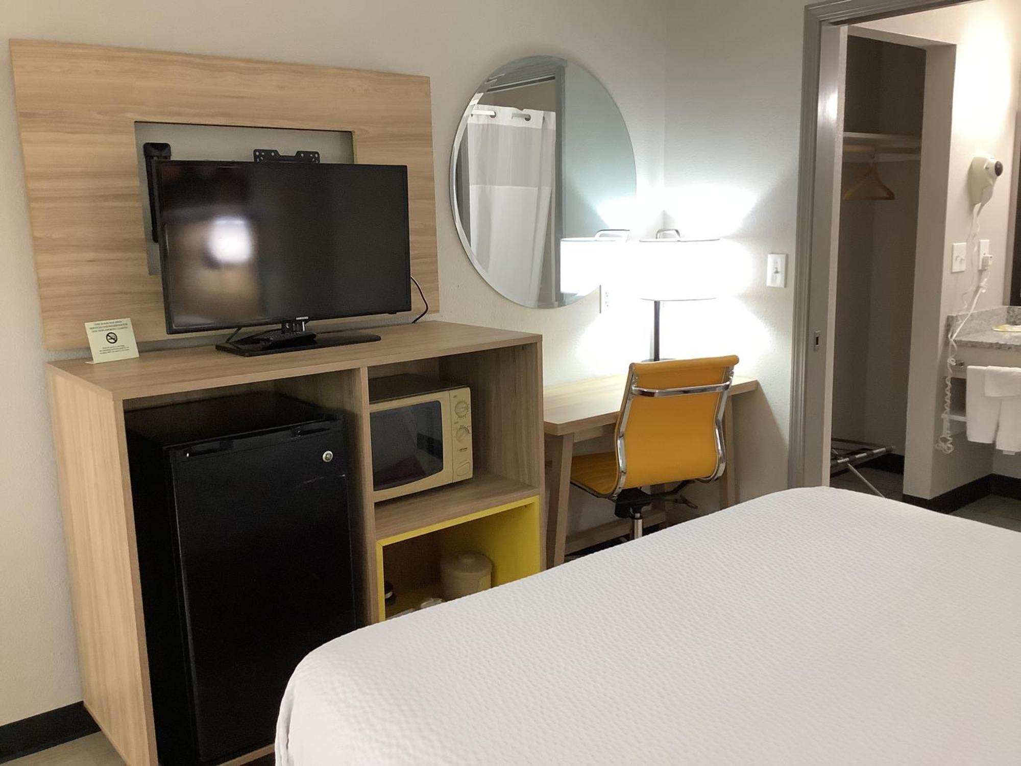 Days Inn By Wyndham Kingdom City Bagian luar foto