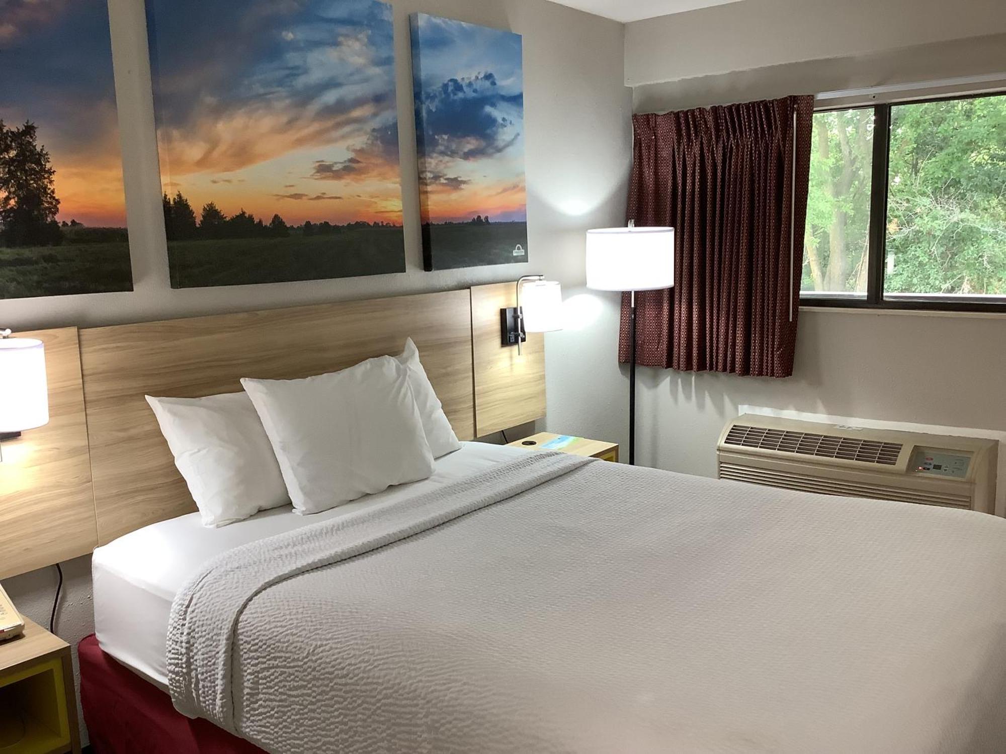 Days Inn By Wyndham Kingdom City Bagian luar foto