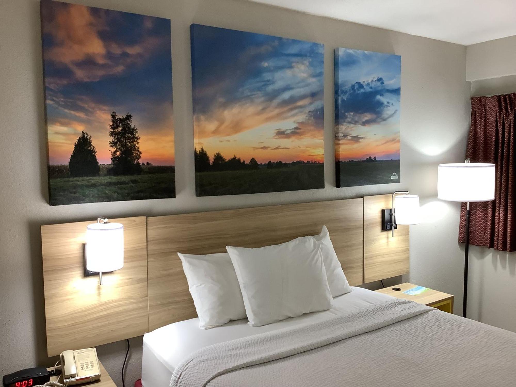 Days Inn By Wyndham Kingdom City Bagian luar foto