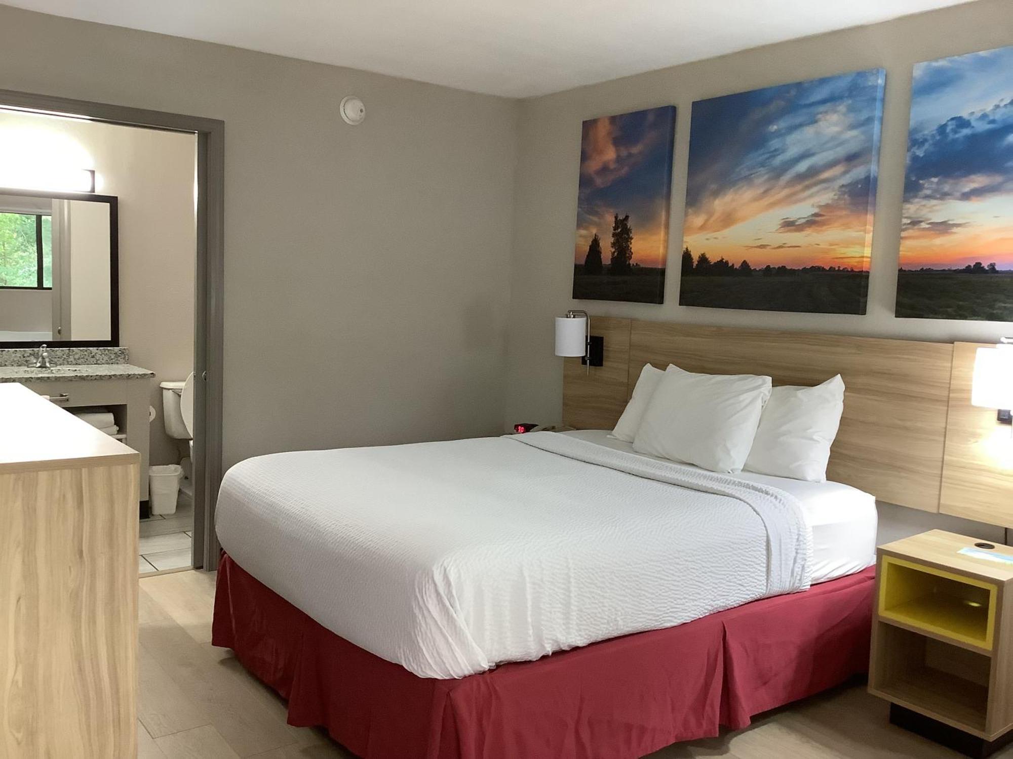 Days Inn By Wyndham Kingdom City Bagian luar foto