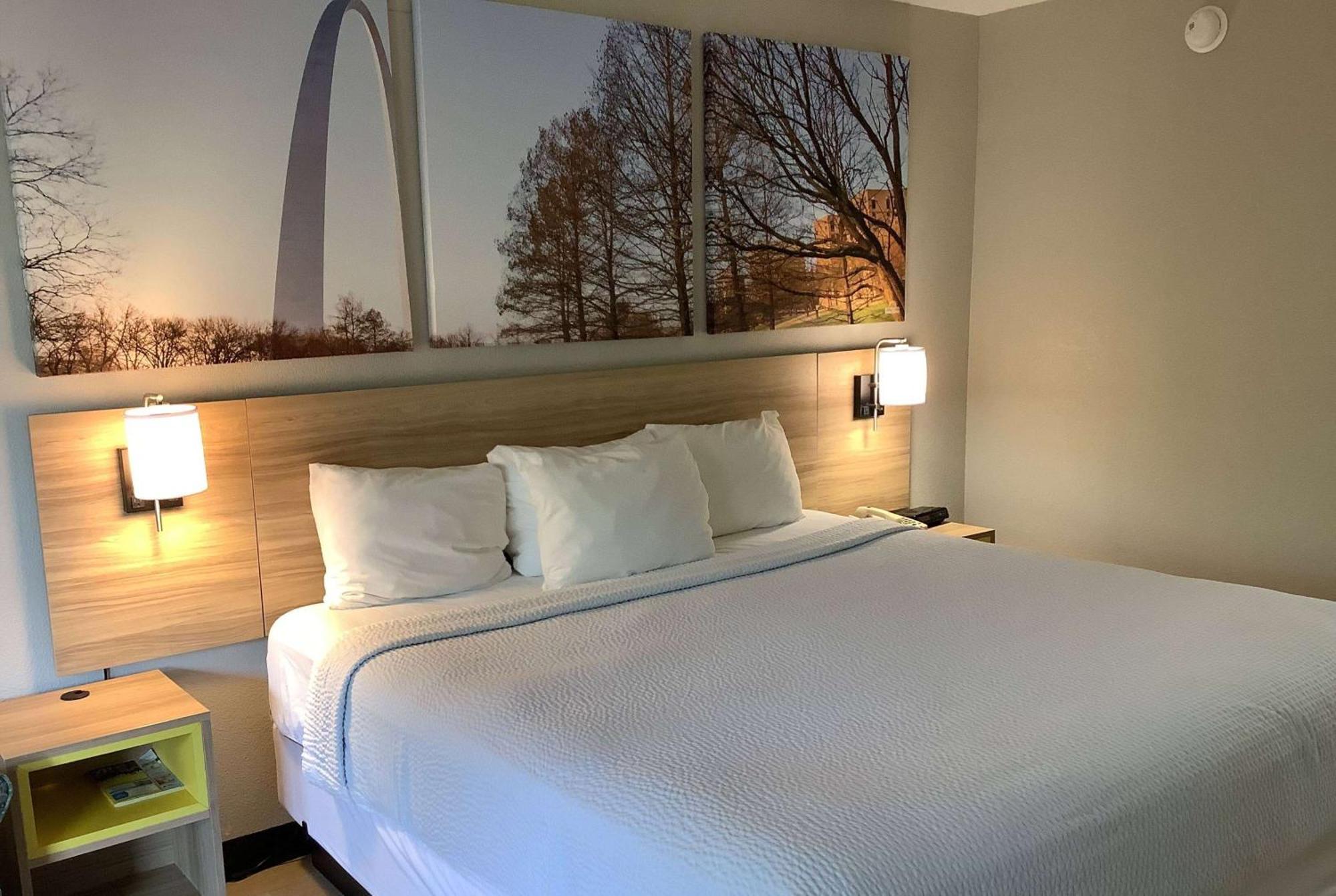 Days Inn By Wyndham Kingdom City Bagian luar foto