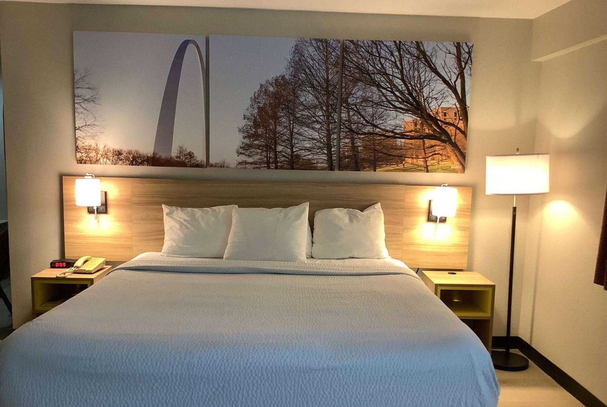Days Inn By Wyndham Kingdom City Bagian luar foto