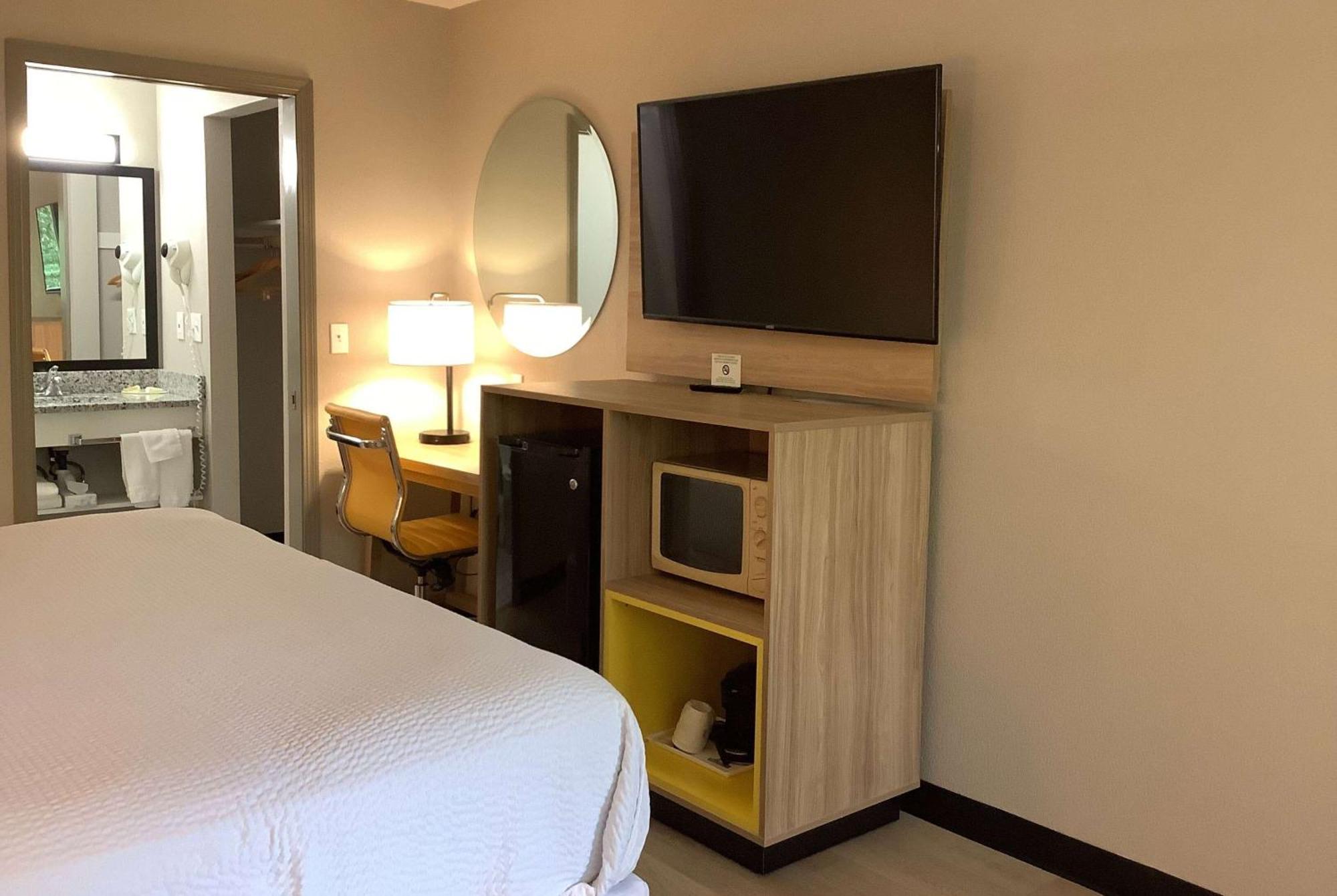Days Inn By Wyndham Kingdom City Bagian luar foto