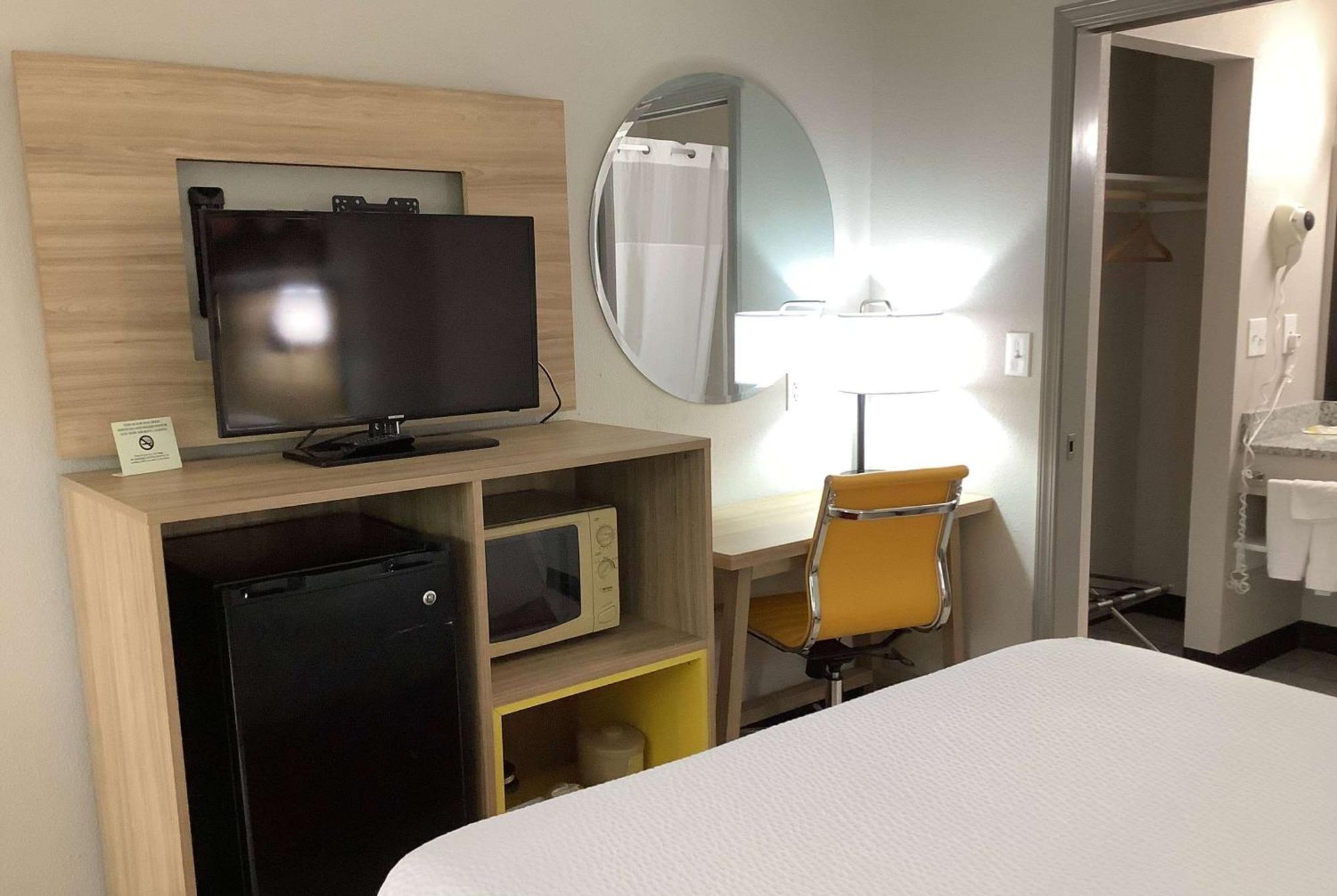 Days Inn By Wyndham Kingdom City Bagian luar foto