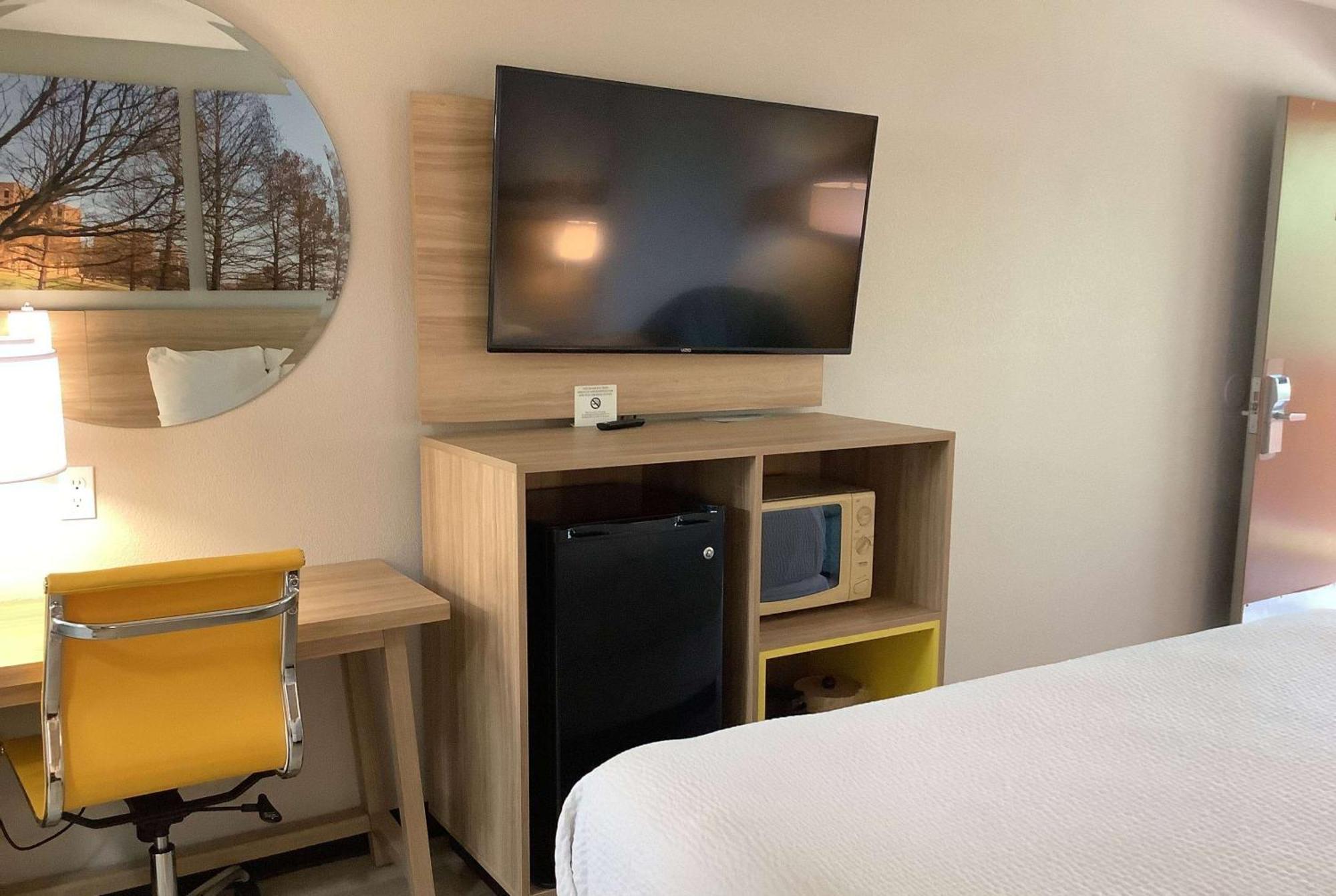 Days Inn By Wyndham Kingdom City Bagian luar foto