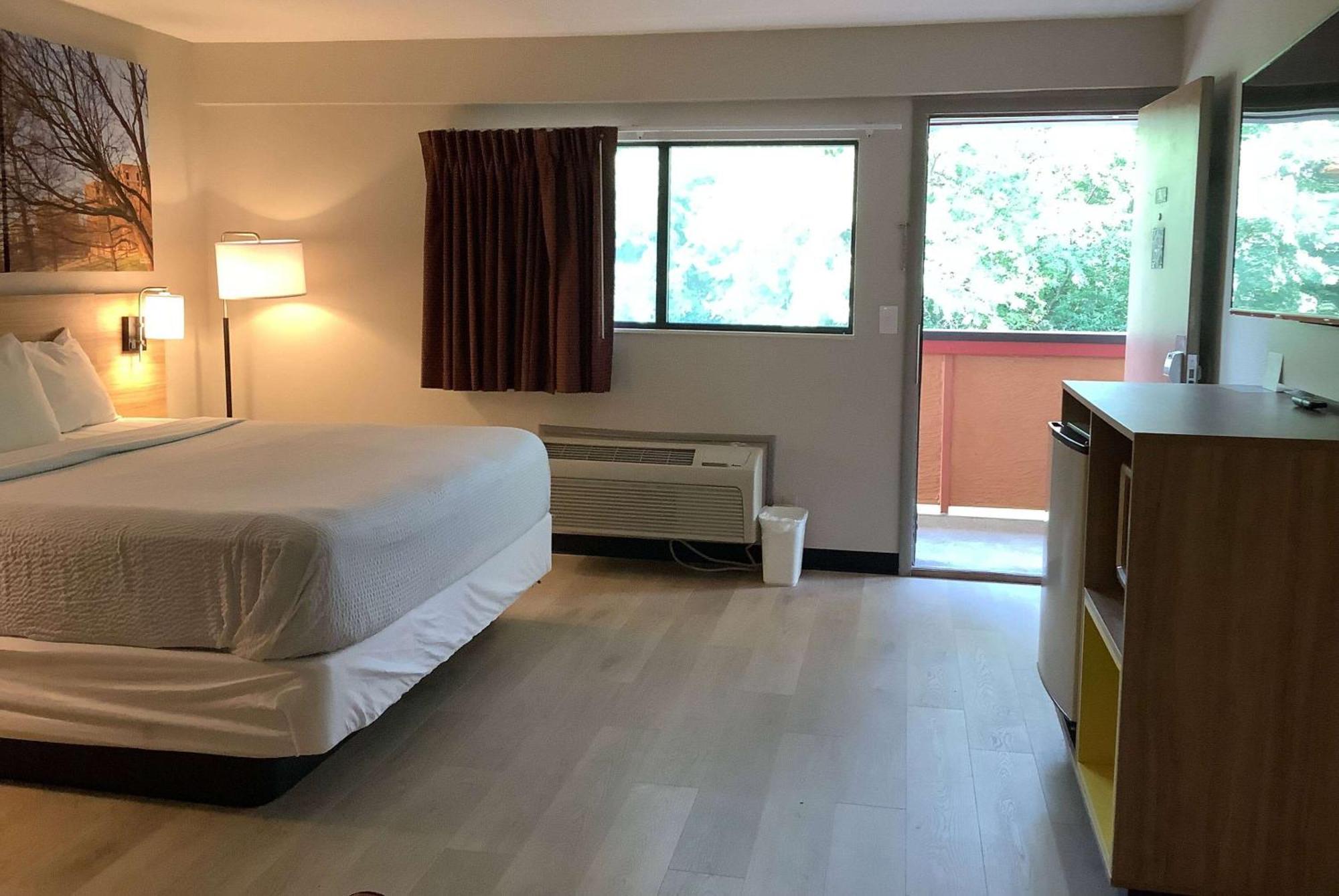 Days Inn By Wyndham Kingdom City Bagian luar foto