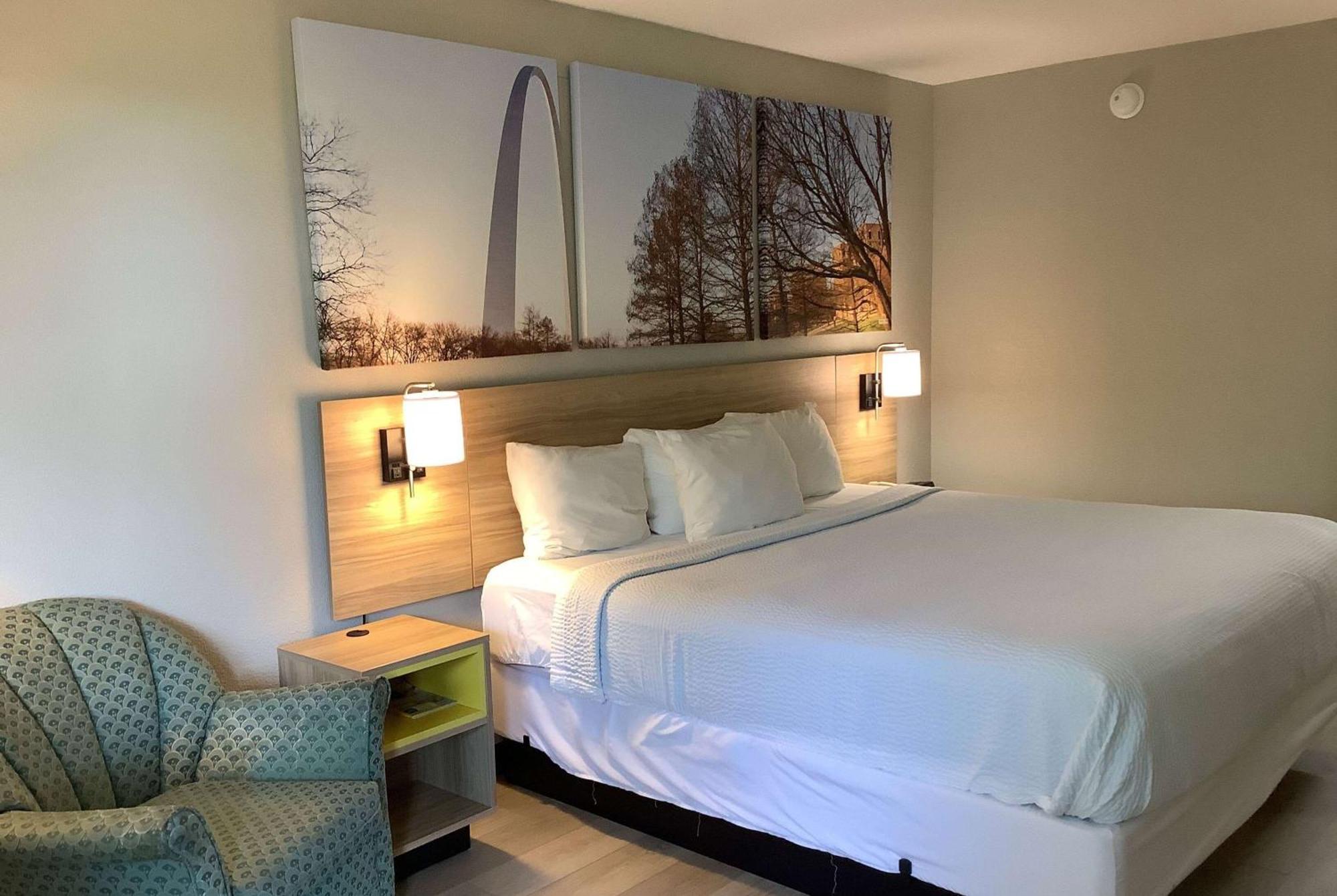 Days Inn By Wyndham Kingdom City Bagian luar foto