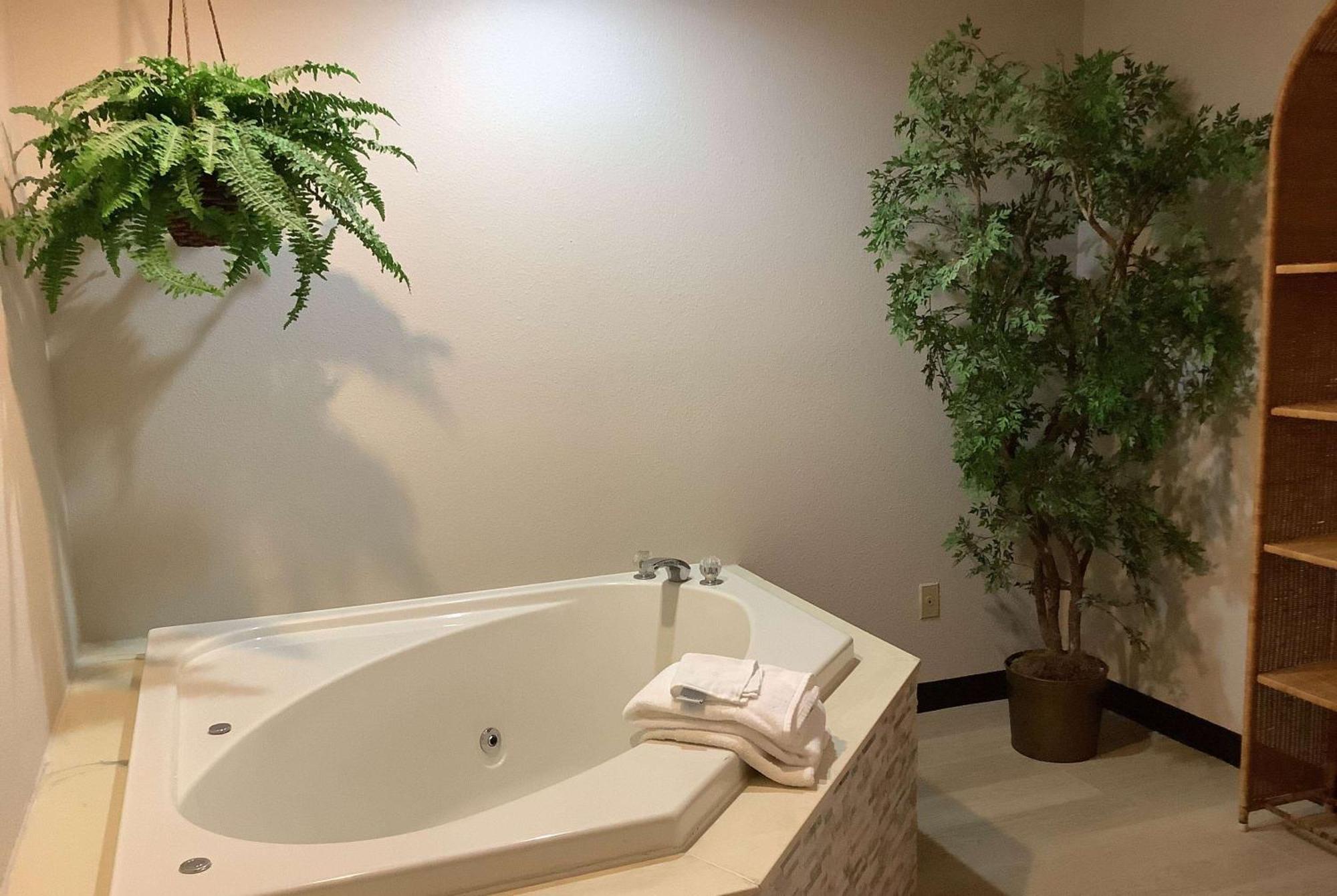 Days Inn By Wyndham Kingdom City Bagian luar foto