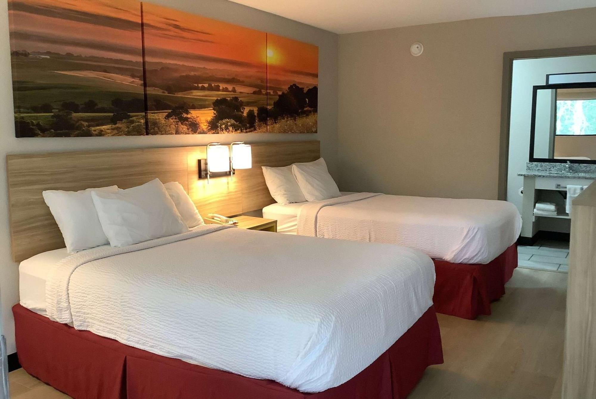 Days Inn By Wyndham Kingdom City Bagian luar foto