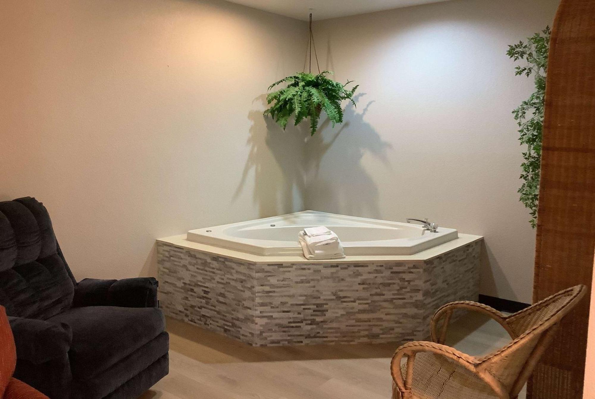 Days Inn By Wyndham Kingdom City Bagian luar foto
