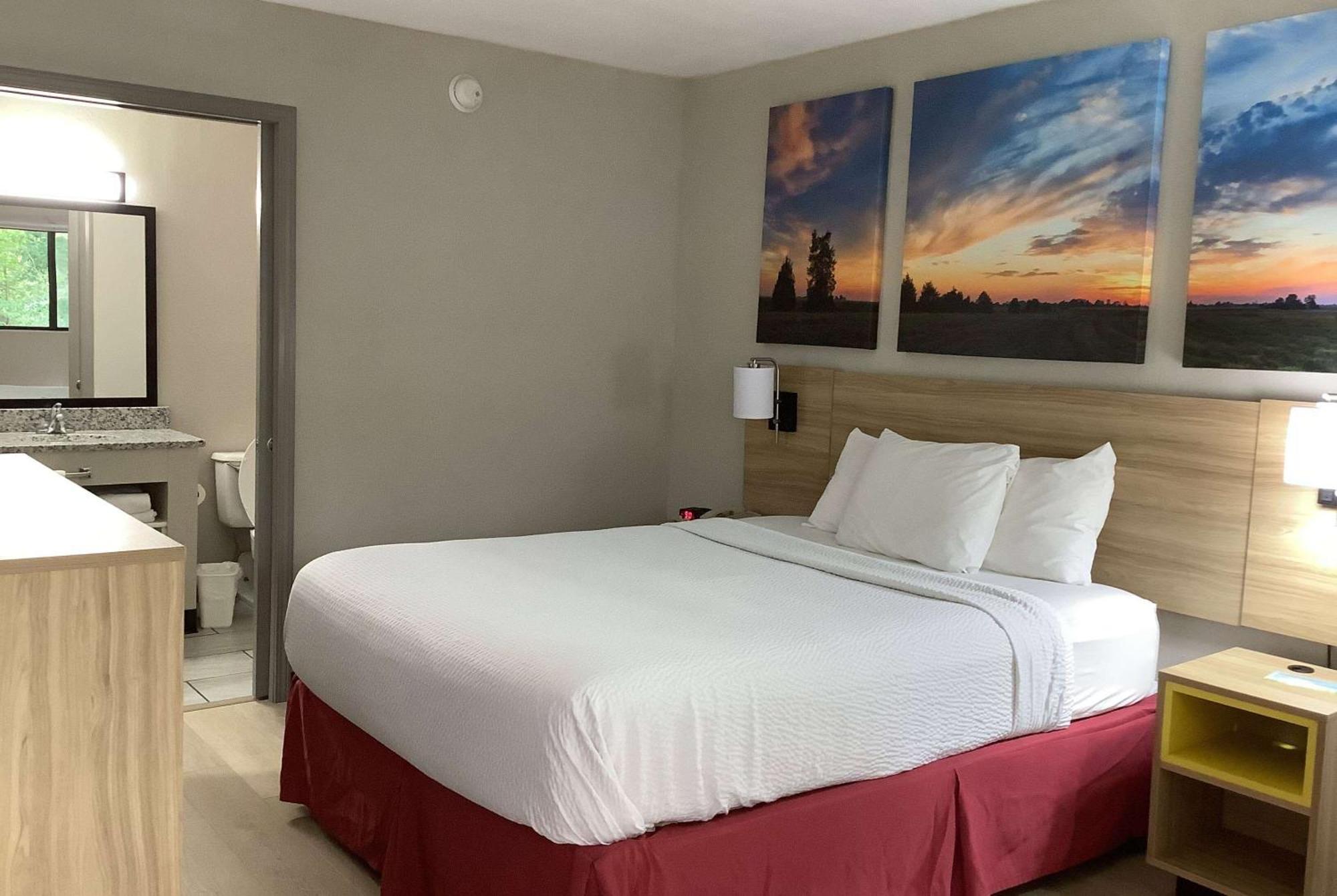 Days Inn By Wyndham Kingdom City Bagian luar foto