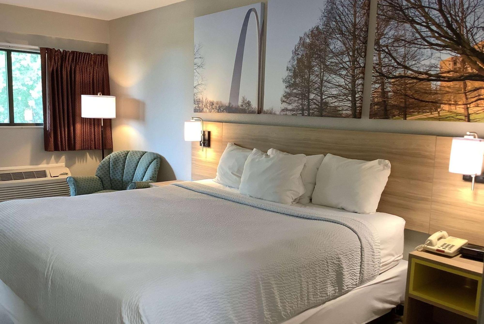 Days Inn By Wyndham Kingdom City Bagian luar foto