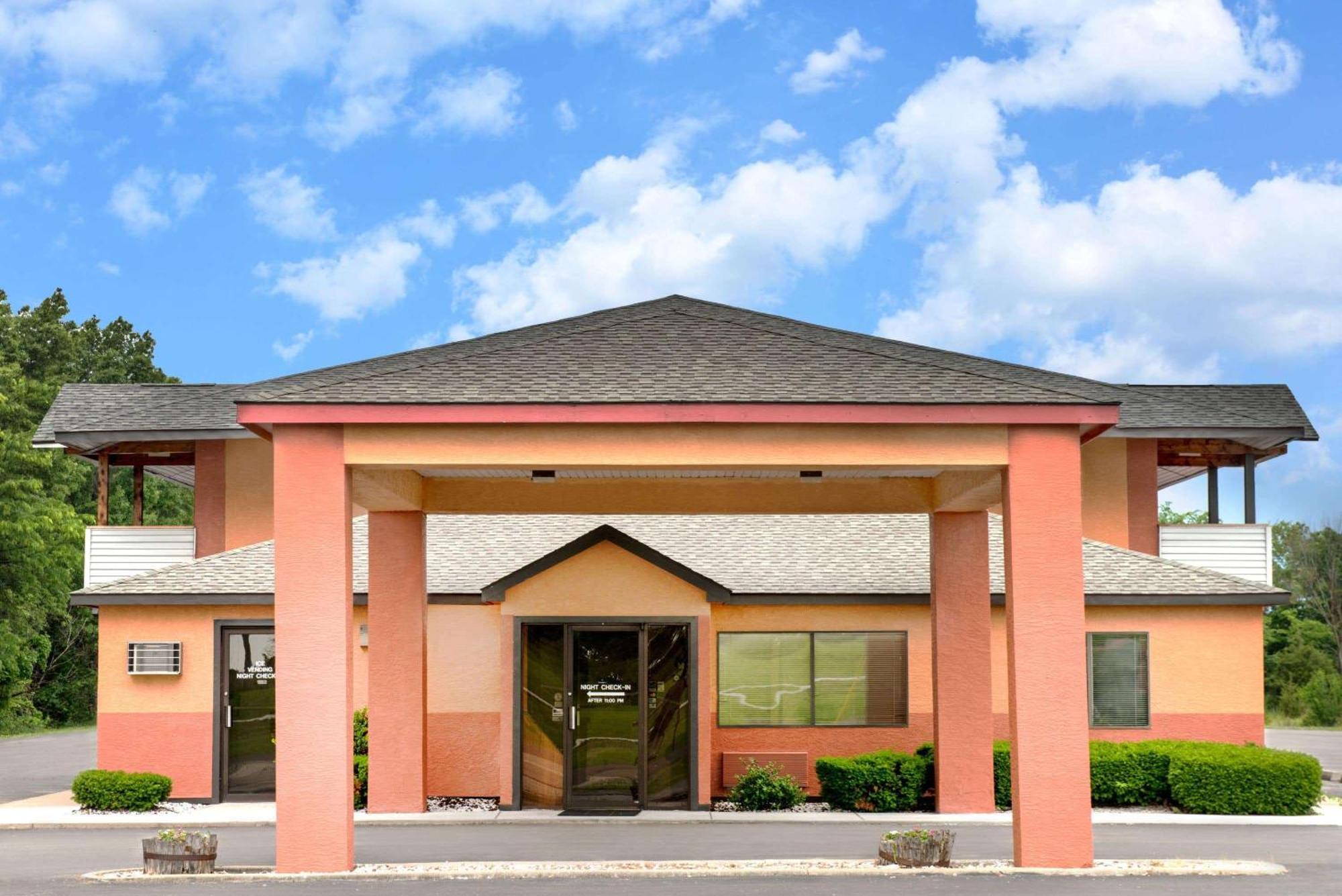 Days Inn By Wyndham Kingdom City Bagian luar foto