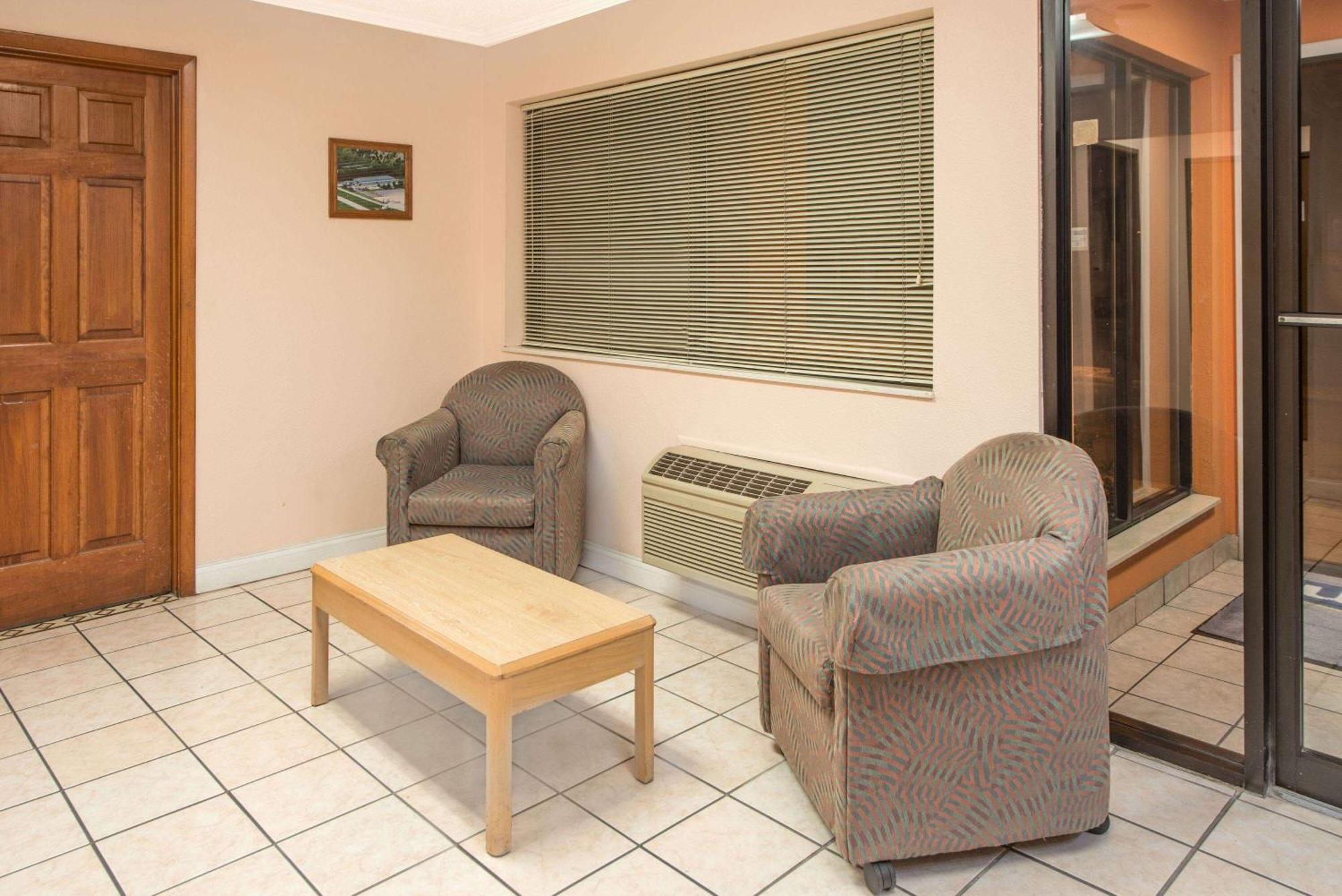 Days Inn By Wyndham Kingdom City Bagian luar foto