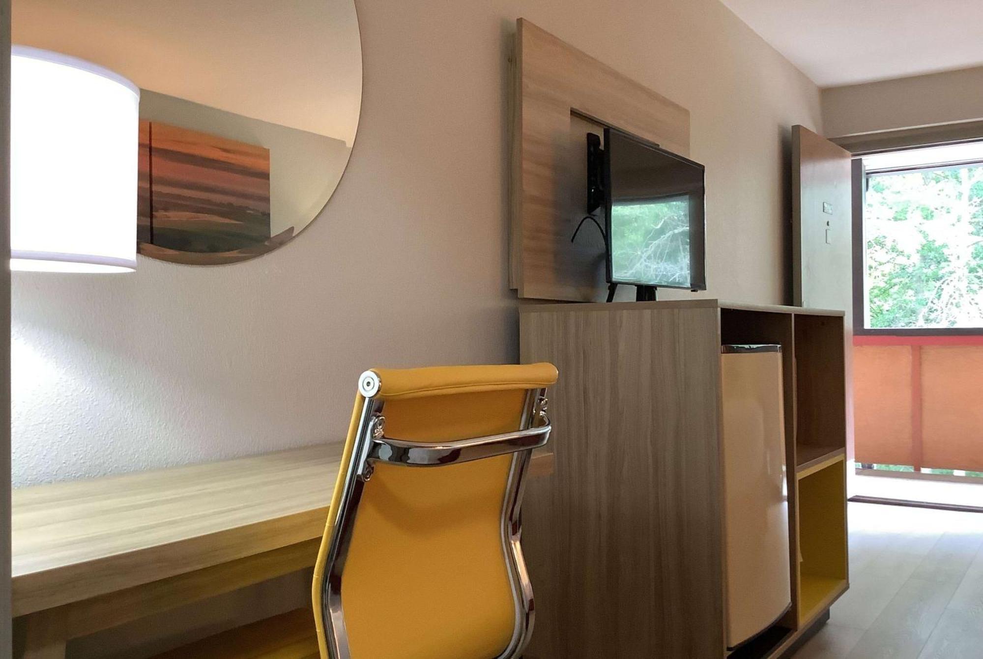 Days Inn By Wyndham Kingdom City Bagian luar foto
