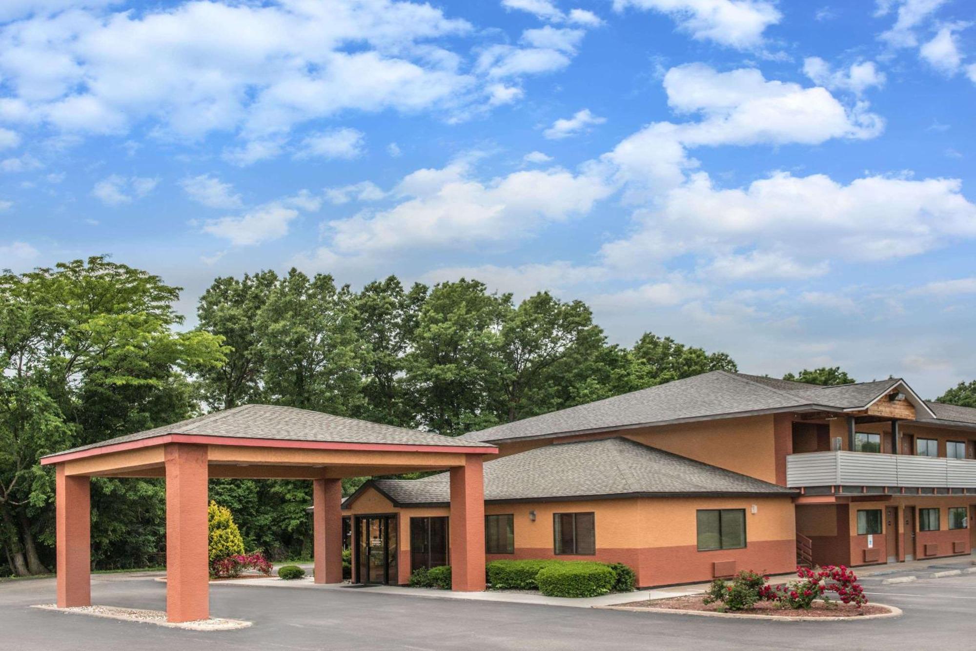 Days Inn By Wyndham Kingdom City Bagian luar foto